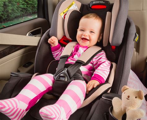 vaikas automobilio kėdutėje