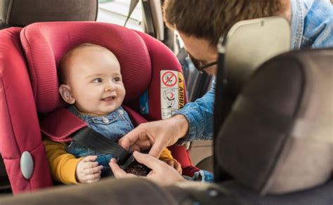 Kūdikis saugiai pritvirtintas automobilinėje kėdutėje