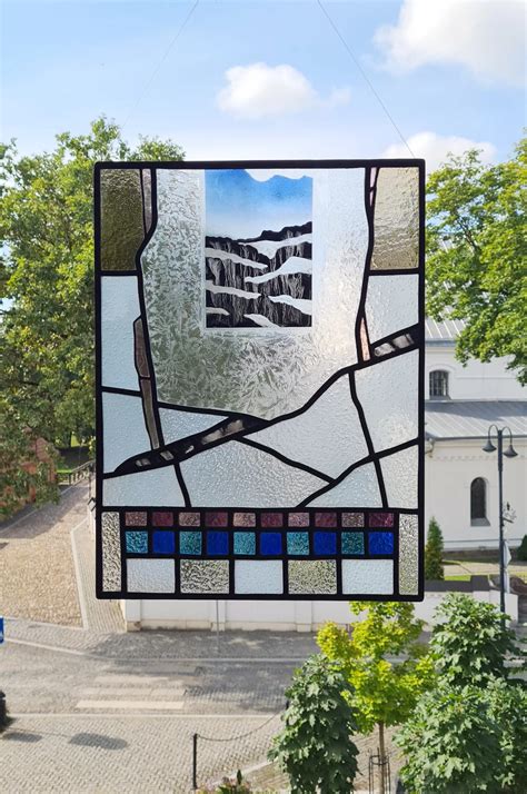 Pora, laikanti rankas ir žiūrinti į horizontą