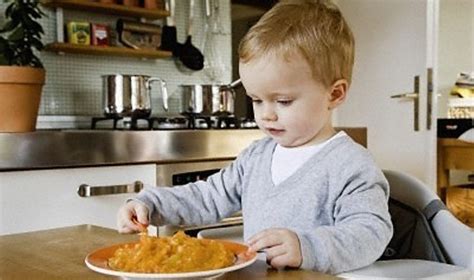 vaikas valgo su seilinuku
