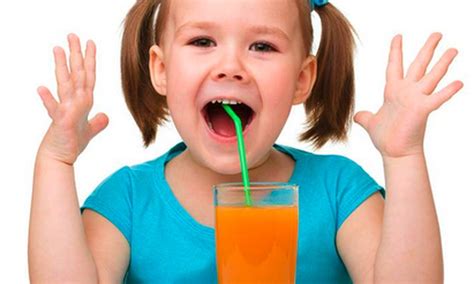 vaikas geria sultis per silikoninį šiaudelį