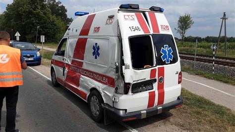 greitosios pagalbos automobilis su įjungtais mėlynais žibintais