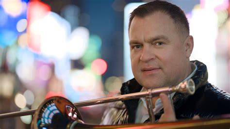 Džiazo muzikantas groja saksofonu