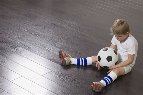 vaikas stumia žaislą