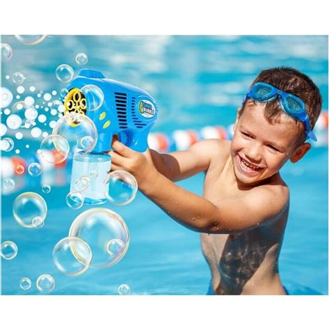 vaikai su muilo burbulų pistoletais žaidžia prie baseino