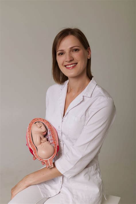 Gimdykla su gimdyve ir akušere