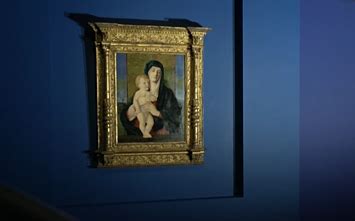 Motina su kūdikiu, simbolizuojanti naują pradžią