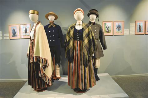 Įvairių stilių policininkių kostiumų pavyzdžiai