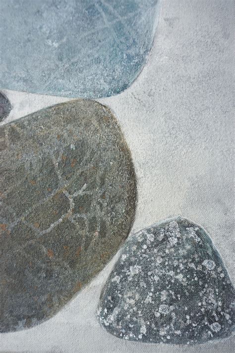 Simbolinis paveikslas: akmenys ir ranka, laikanti juos