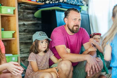 Vaikai, žaidžiantys lauke