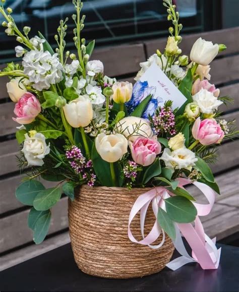 jaundzimušais guļ groziņā