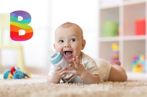 vaikas su buteliuku ir pienelio miltelių dozatoriumi