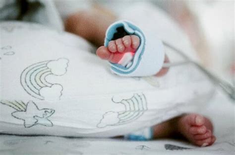 Naujagimis, miegantis savo lovelėje