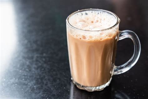 kūdikis su pienu buteliuke