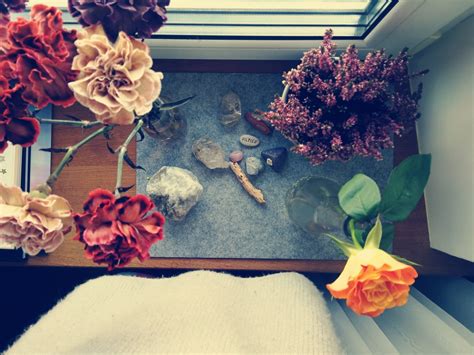 Motina laiko pilvą, žiūrėdama pro langą