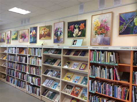 Senovės biblioteka su knygų lentynomis