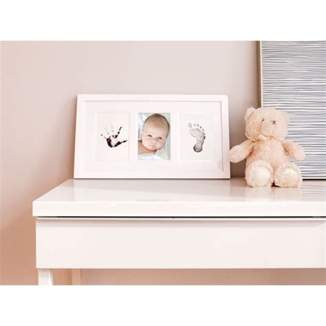 poros rankos laiko kūdikio pėdutę