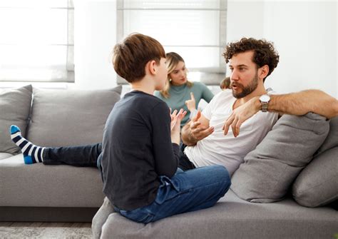 akušerė kalbasi su pora