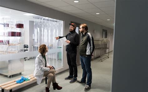 Moteris daranti hormono tyrimą