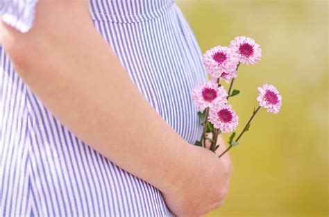 Nėščia moteris, matuojanti gliukozės kiekį kraujyje