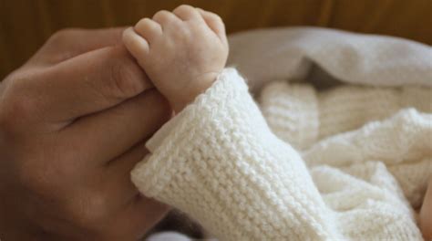 kūdikis suvystytas audiniu vystyklu