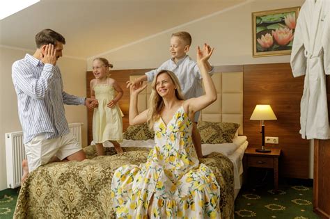 šeima su vaikais viešbutyje