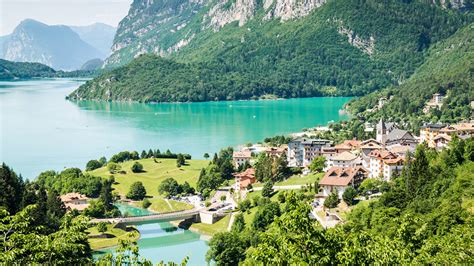 Lago di Molveno panorama su Dolomiti di Brenta