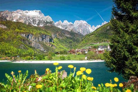 Vežimėlis prie Lago di Molveno pakrantės