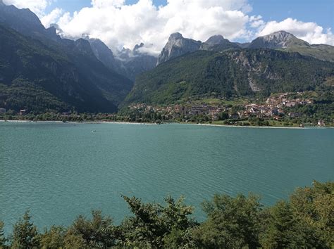 Žemėlapis: Lago di Molveno ir apylinkės su pažymėtais maršrutais