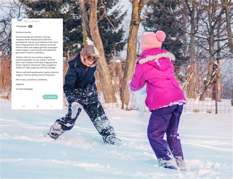 vaikai žaidžia sniege su spalvingais kombinezonais