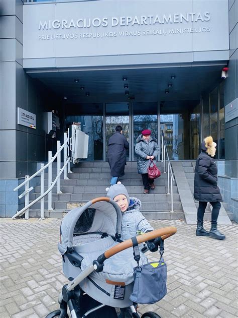 Poros, žiūrinčios į kūdikio nuotrauką