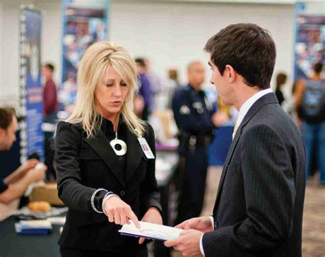 Darbuotojas ir darbdavys paspaudžia rankas, simbolizuodami sutartį