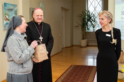 Asmuo laimi konkursą ir jam įteikiamas apdovanojimas