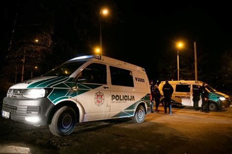 Moteris su kūdikiu ir stilinga rankine