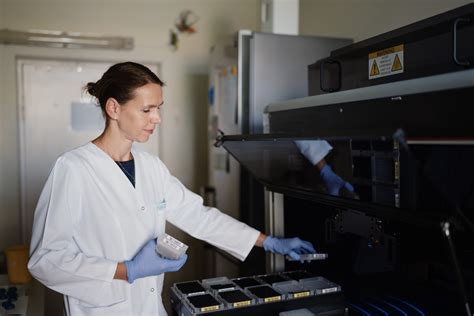 Embriologas dirbantis laboratorijoje