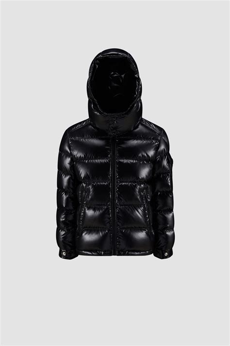 Kūdikis, dėvintis Moncler kombinezoną