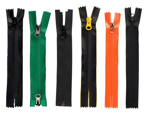 Moncler kombinezonų detalių nuotrauka (logotipas, užtrauktukai, siuvinėjimai)