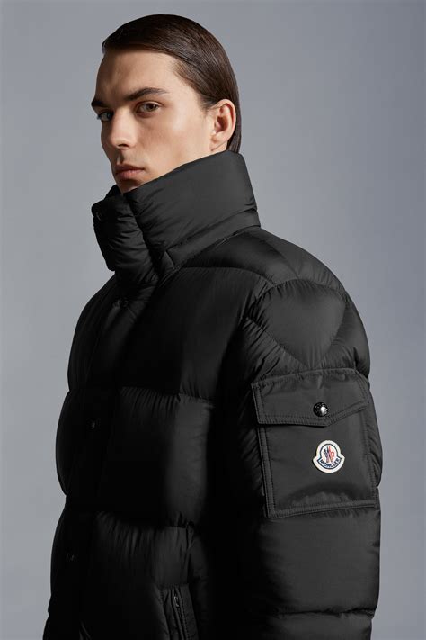 Moncler kombinezonų detalių nuotrauka (užtrauktukai, logotipas)