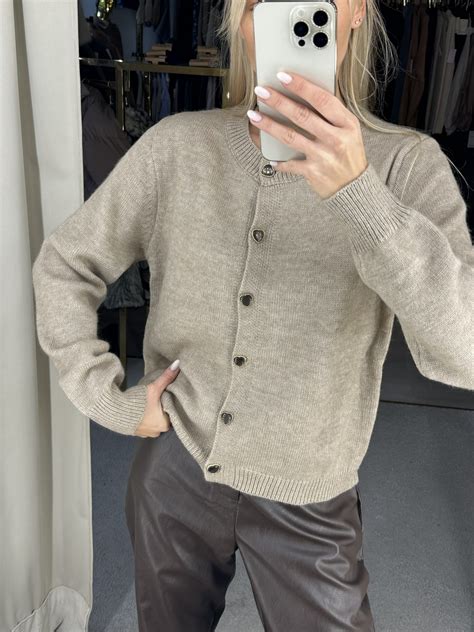 Vaikiškas megztukas su sagomis