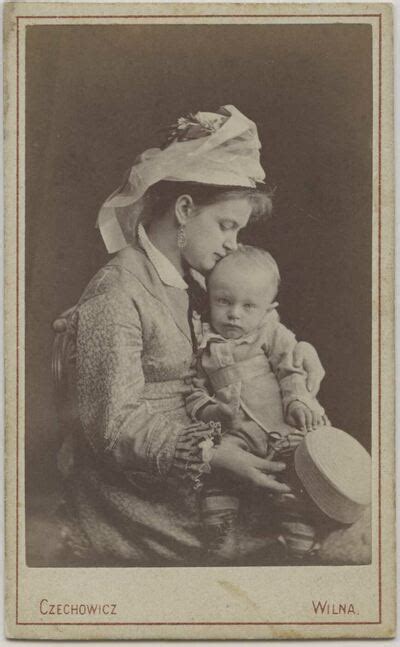 senovinis nendrinis lopšelis su kūdikiu