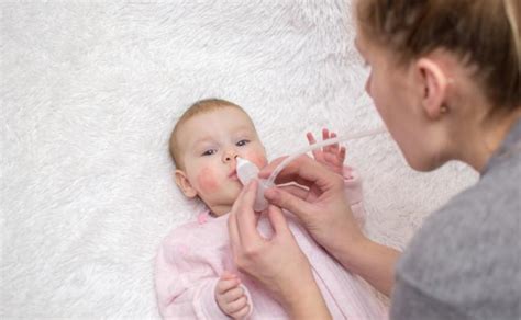 Kūdikio rankų valymas su servetėlėmis