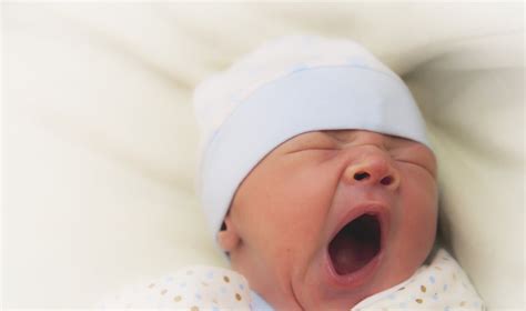 naujagimis žindomas krūtimi