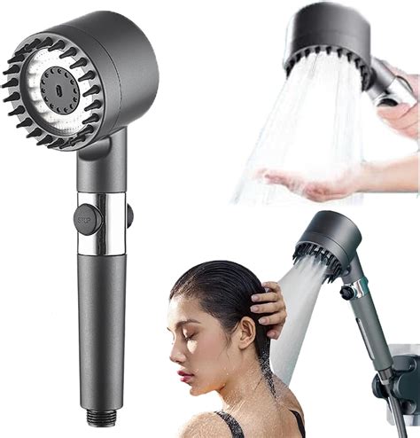 ranka masažuojanti krūtį su guzeliu