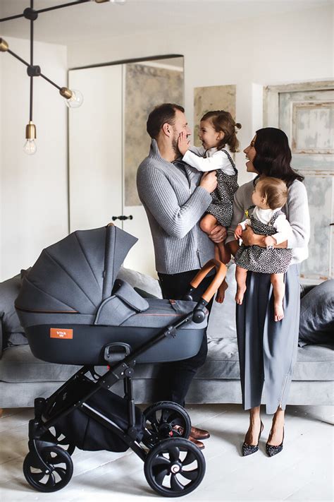 Šeima su Peg Perego vežimėliu parke