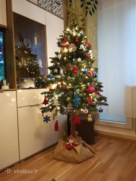 Kalėdinė eglutė su papuošalais