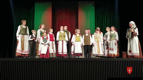 Vaikai dainuoja ir šoka