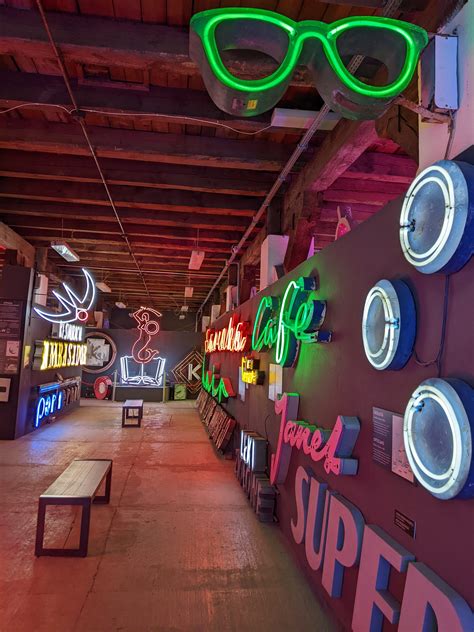 Neoninės reklamos Varšuvos gatvėse