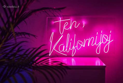 Senovinė neoninė reklama Varšuvos gatvėje