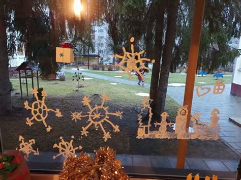 Kalėdinės snaigės ir girliandos ant darželio lango