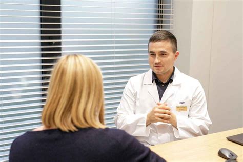 Ginekologas konsultuoja pacientę